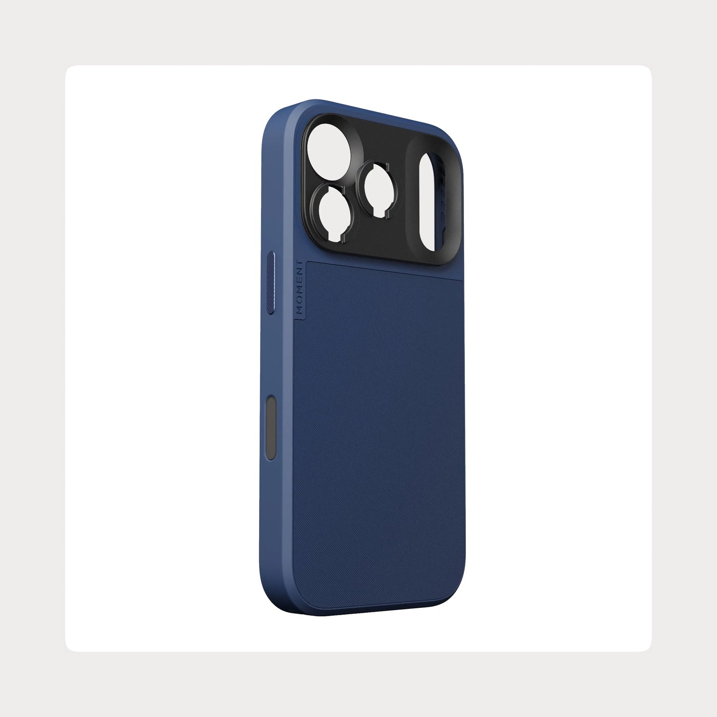 Die MOMENT Moment iPhone 17 Pro Kameratasche MagSafe verfügt über schwarze Kameraausschnitte, bietet optimalen Geräteschutz und einfachen Kamerazugriff und steht aufrecht auf weißem und hellgrauem Hintergrund.