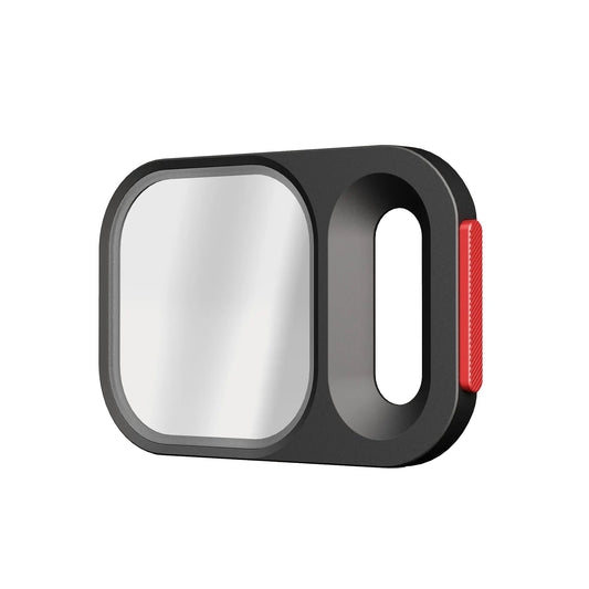 Der MOMENT Moment CineBloom QuickLock Filter für iPhone 17 Pro ist ein schwarz-silberner, rechteckiger Objektivdeckel mit einem roten, strukturierten Schiebeschalter und einem QuickLock System - ideal für die Verwendung mit Ihren Lieblingsfiltern für das iPhone 17 Pro.