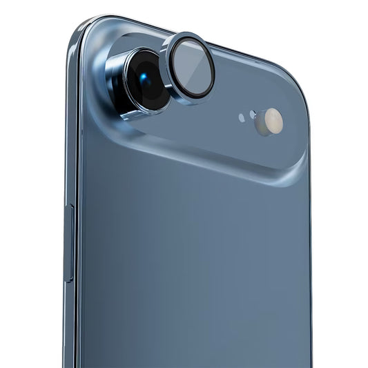 Nahaufnahme eines iPhones mit einem arktis iPhone Air Lens Protector von arktis, der über der Rückkamera angebracht ist und einen abnehmbaren Objektivaufsatz für zusätzliche Sicherheit zeigt.