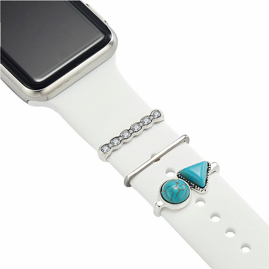 Ein weißes Arktisband-Armband für die Apple Watch, verziert mit drei stilvollen „Opal“-Silber-Anhängern von Arktisband für einen edlen Look.