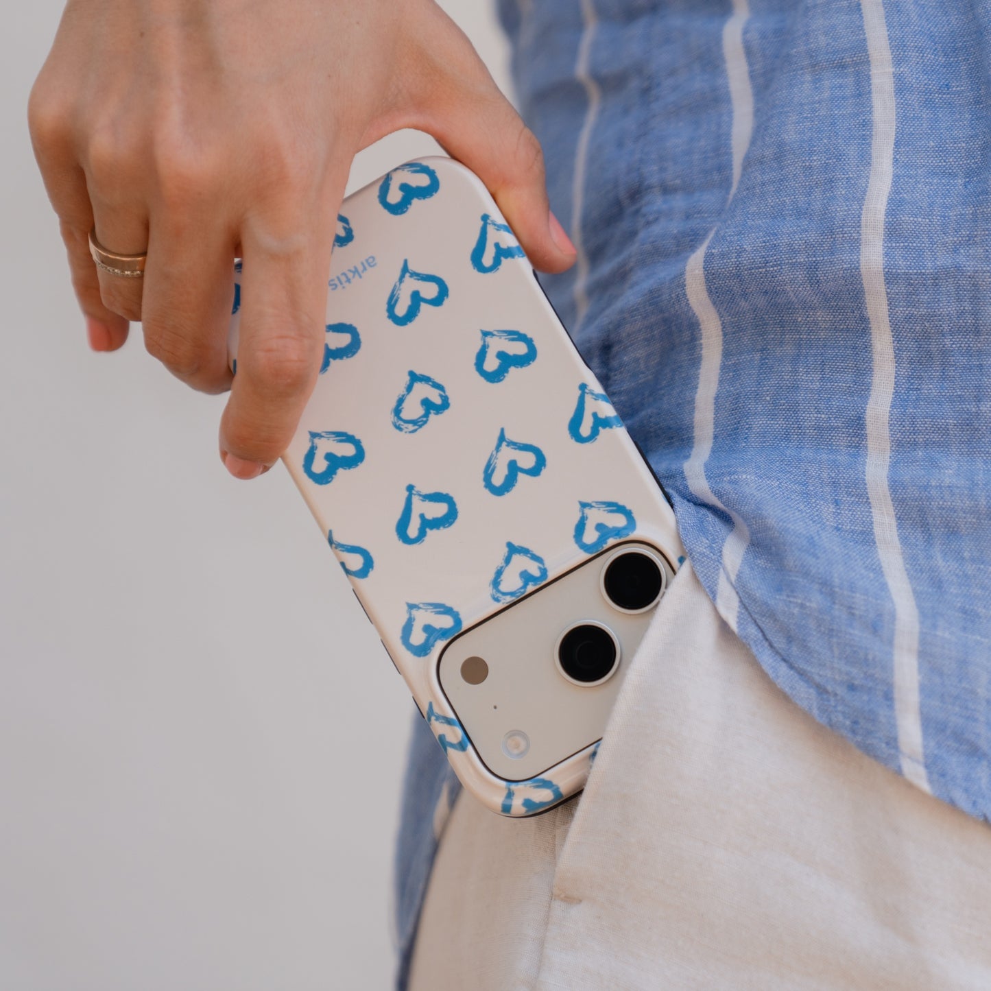 arktis iPhone 14 Pro Max Hülle - Blue Hearts