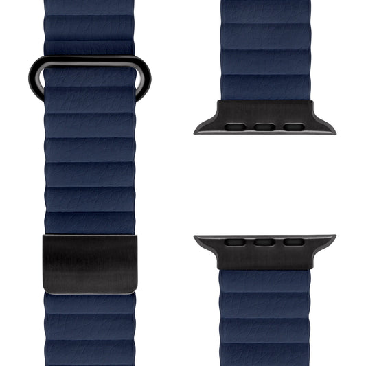 Nahaufnahme des Arktisband-Kunstlederarmbands „Gustino“ für Apple Watch in Marineblau mit schwarzen Anschlüssen und Schnalle, magnetischem Verschluss, aus mehreren Winkeln auf weißem Hintergrund gezeigt.