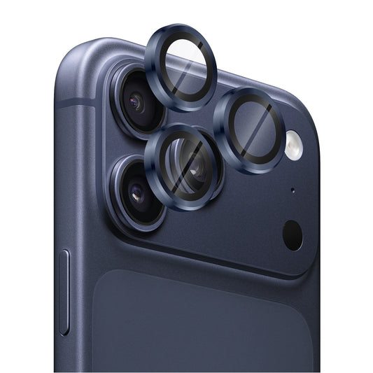 Nahaufnahme einer Smartphone-Kamera mit drei abnehmbaren Objektivdeckeln, die über den Linsen schweben und den hochwertigen Kamera-Schutz von arktis hervorheben, wie z.B. den arktis iPhone 17 Pro Lens Protector für hervorragenden iPhone 17 Pro Schutz.