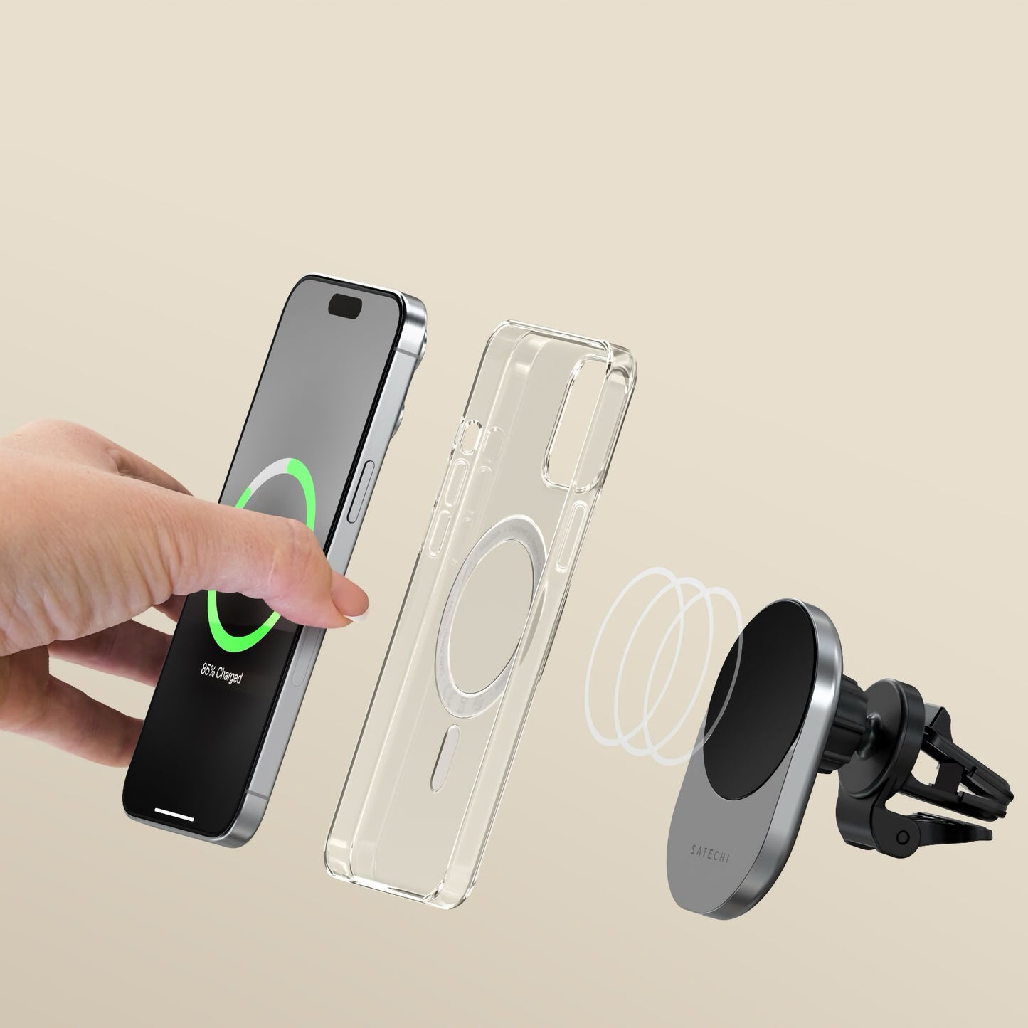 Eine Hand hält ein Smartphone in der Nähe eines Satechi Qi2 Magnetic Wireless Car Charger Clear Case und einer magnetischen Lüftungshalterung von Satechi auf einem beigen Hintergrund.
