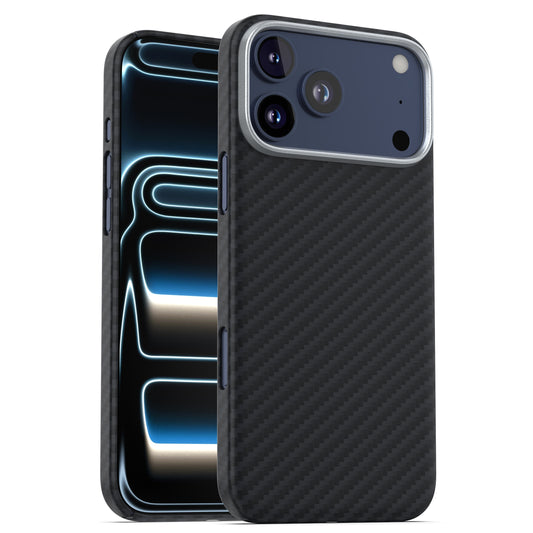 Das arktis iPhone 17 Pro Max Carbon Case von arktis ist MagSafe-kompatibel und wird auf einem Smartphone mit sichtbarem Bildschirm und rückwärtigem Kameramodul gezeigt.