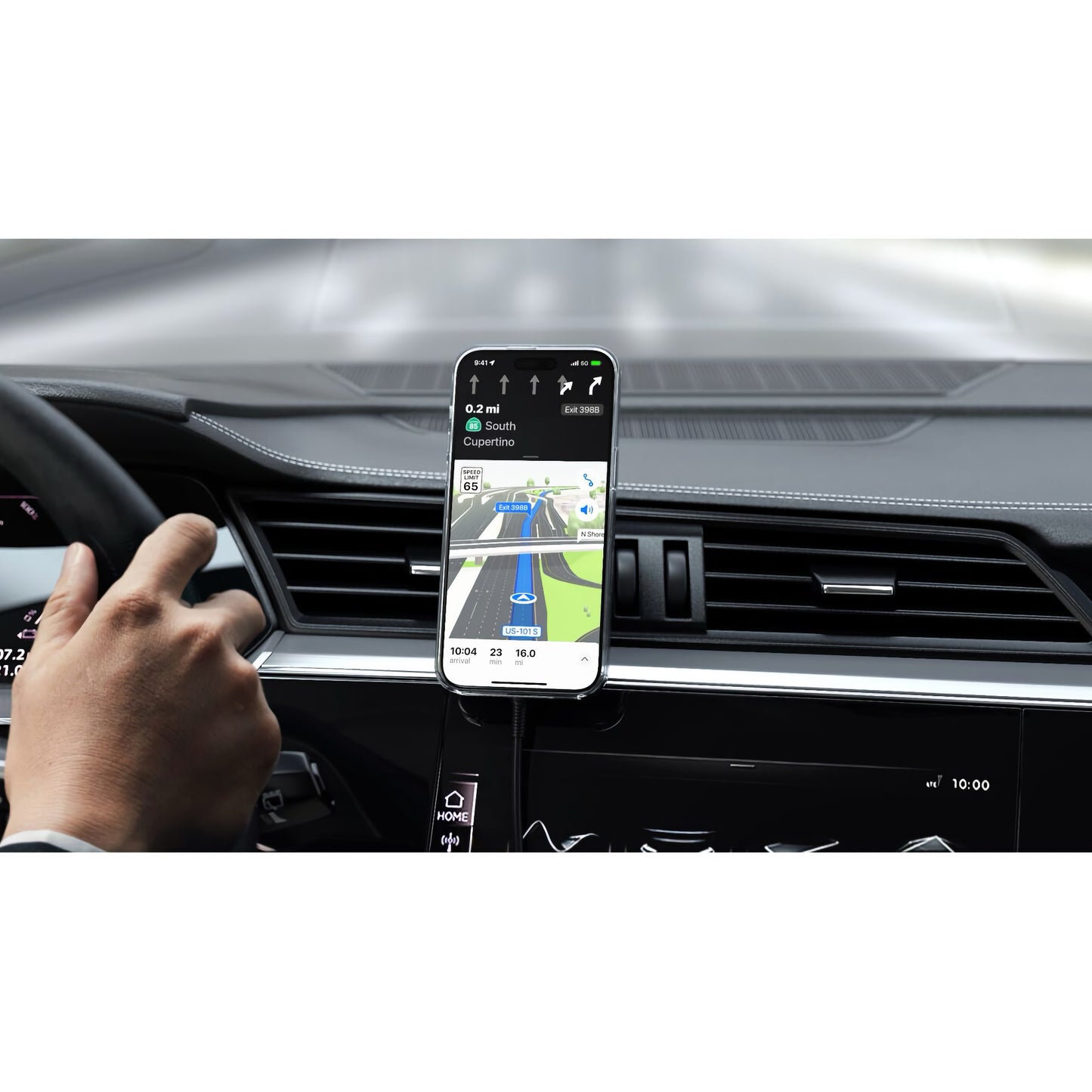 Mit dem Satechi Qi2 Magnetic Wireless Car Charger kann ein Fahrer sein Smartphone während der Fahrt kabellos aufladen, wobei das Gerät sicher am Armaturenbrett befestigt ist.