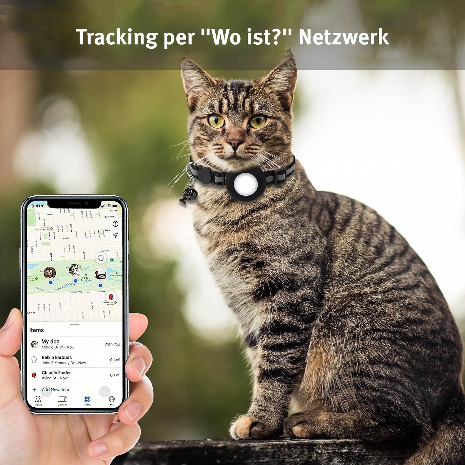 Eine getigerte Katze mit einem arktis Katzenhalsband für AirTags sitzt, während eine Hand ein Telefon hält, auf dem die Karte von AirTags verfolgt zu sehen ist.