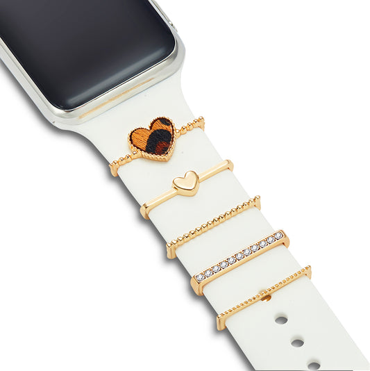 Ein weißes Arktisband-Smartwatch-Armband mit fünf goldenen „Herz“-Apple-Watch-Charms von Arktisband, jeder mit Juwelen verziert und in verschiedenen Herzformen gefertigt.