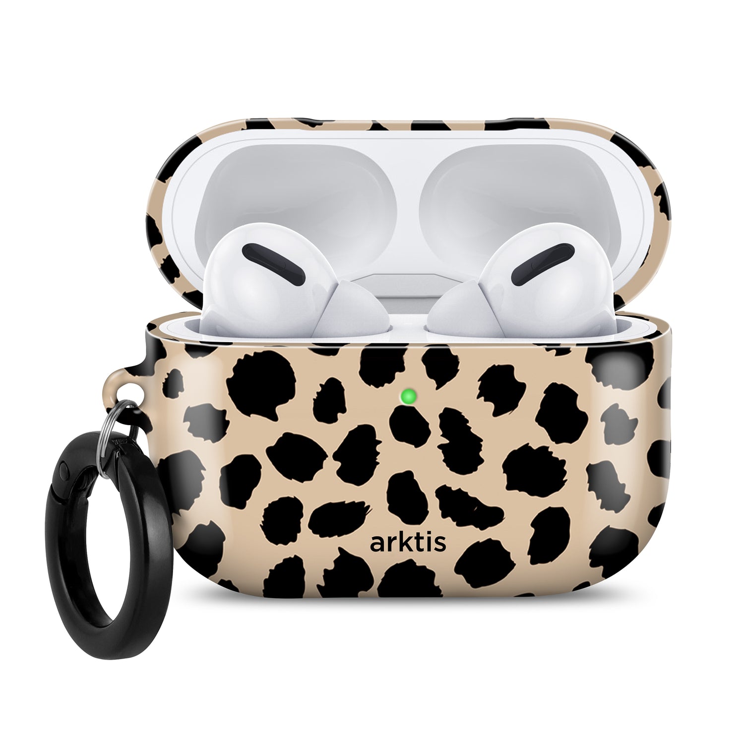 Weiße kabellose Ohrhörer in einer „Arktis AirPods Pro 3“-Hülle – „Cheetah“, einer beige-schwarzen Hülle mit Leopardenmuster von Arktis, mit kabelloser Ladefunktion und einem schwarzen Schlüsselanhänger.