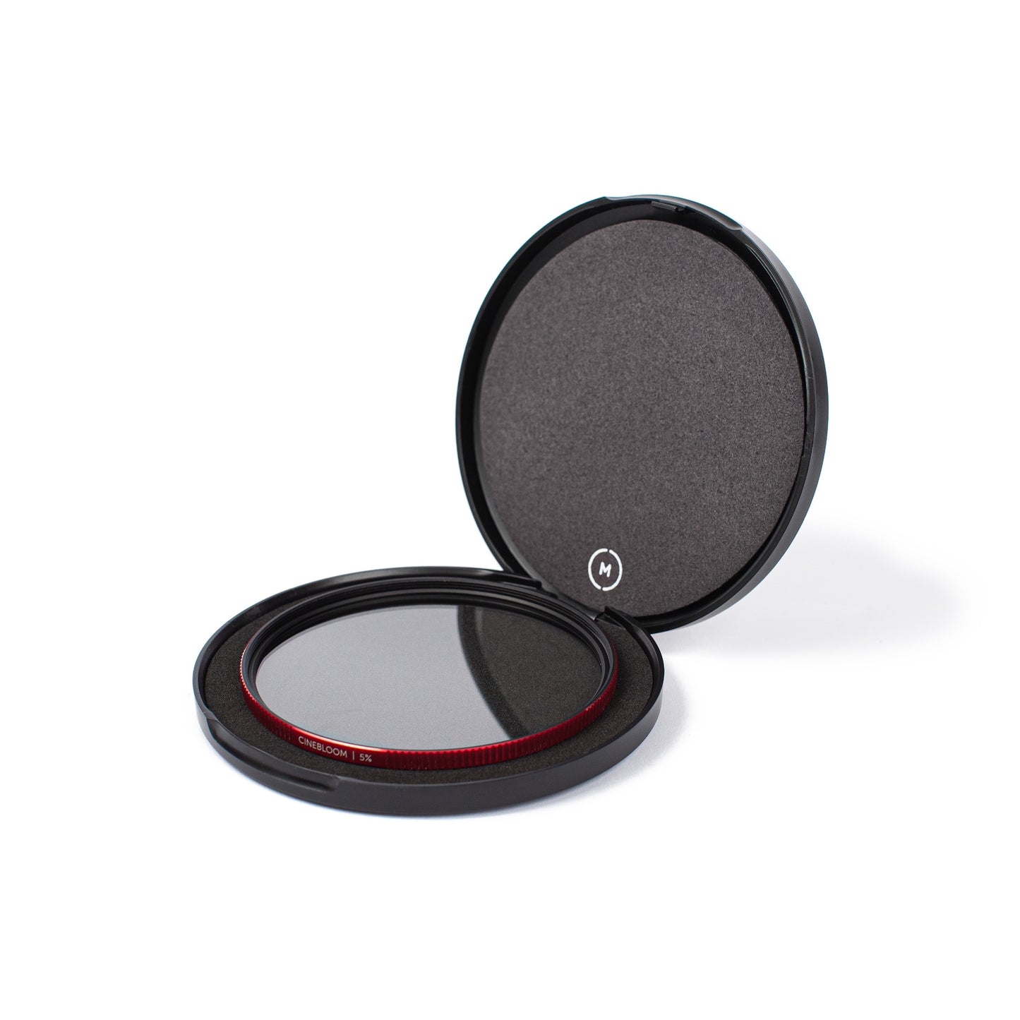 Der MOMENT 67mm CineBloom Diffusionsfilter wird in einem runden schwarzen Gehäuse mit grauem Schaumstoff-Innenleben geliefert, das offen auf weißem Hintergrund abgebildet ist - ideal, um einen Weichzeicheneffekt mit Premium-Diffusionsfilterqualität zu erzielen.