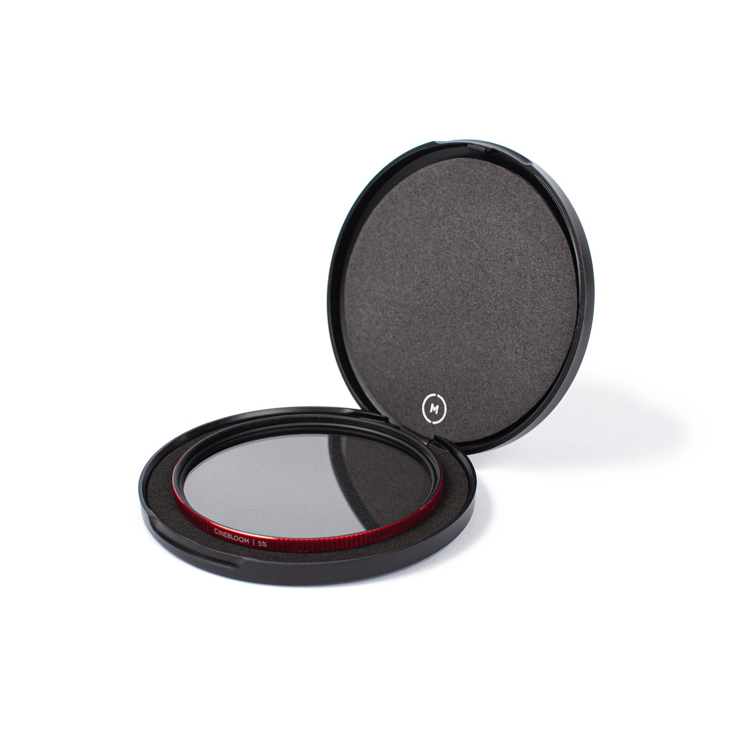 Ein Moment 67mm CineBloom Diffusionsfilter von MOMENT, hergestellt aus hochwertigem Glas, befindet sich in einem offenen schwarzen Gehäuse auf weißem Hintergrund - ideal, um einen subtilen Weichzeichner-Effekt zu erzielen.