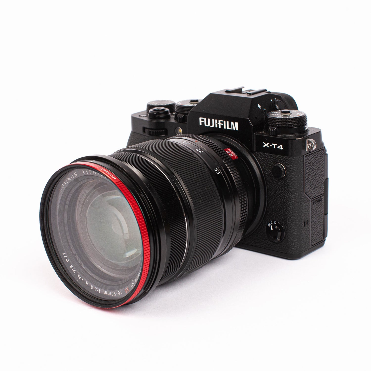 MOMENT 67mm CineBloom Diffusionsfilter an einer spiegellosen Fujifilm X-T4 Kamera mit großem Zoomobjektiv, schräg auf einem weißen Hintergrund.