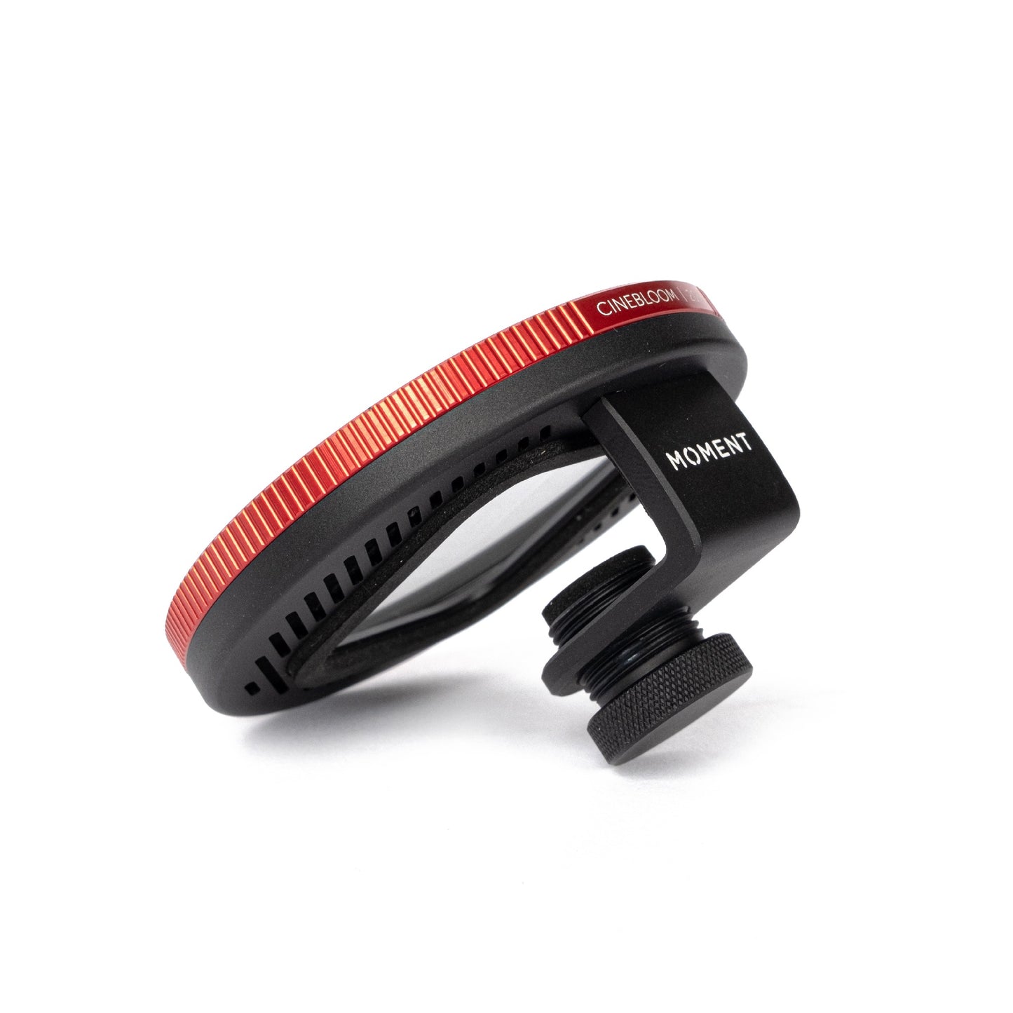 Der Moment 67mm CineBloom Diffusionsfilter ist mit einem roten Rand, dem MOMENT Schriftzug und hochwertigem Filterglas ausgestattet und sorgt für einen markanten Weichzeichnungseffekt vor weißem Hintergrund.