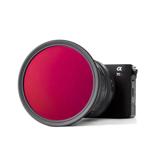 Eine schwarze Sony-Kamera mit einem großen Objektiv ist mit dem MOMENT 67mm Variable ND (2-7 Stop) & CineBloom 10 Filter ausgestattet, was der Vorderseite einen auffälligen, markanten Look verleiht.