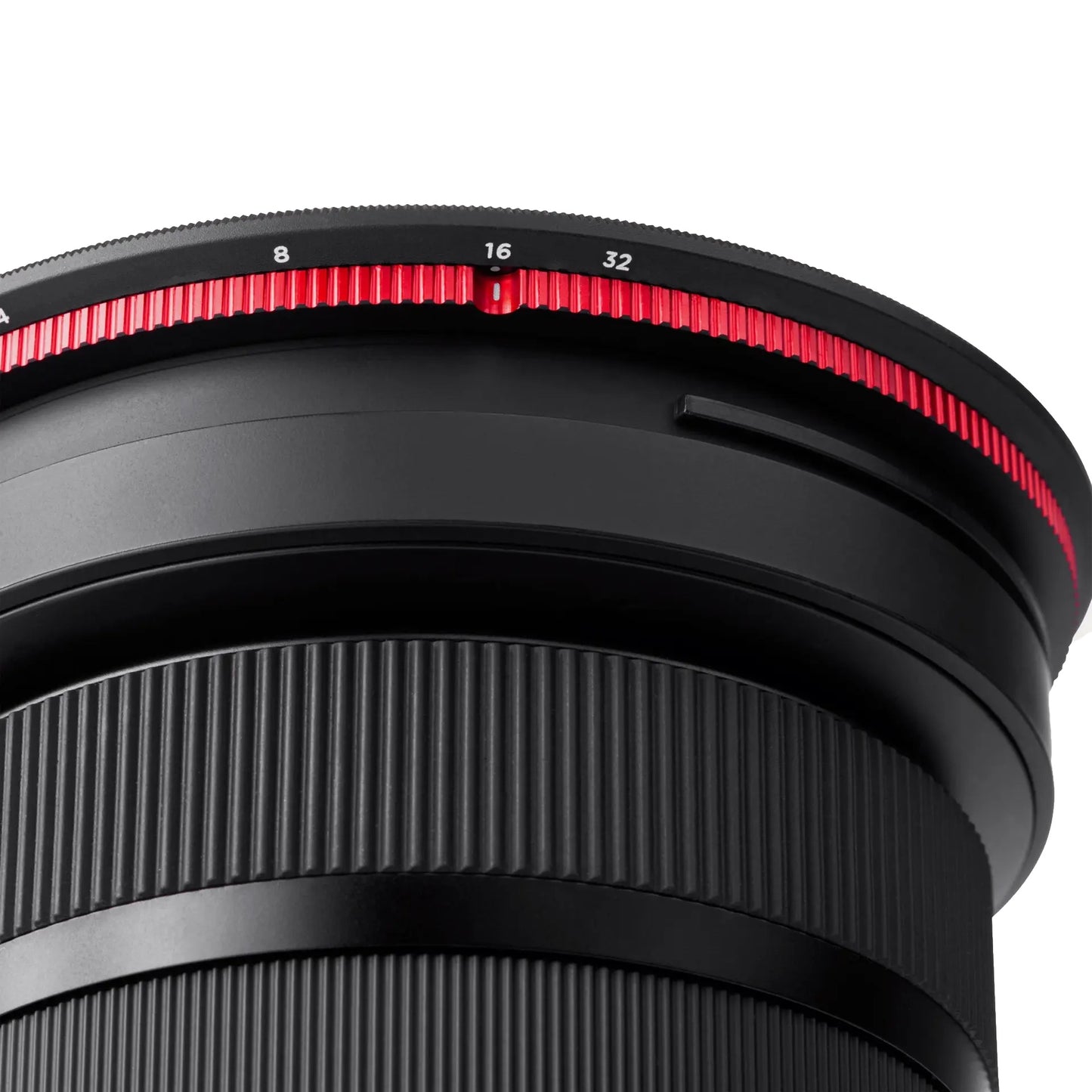 Nahaufnahme eines schwarzen Kameraobjektivs mit rotem Ring, Blendenmarkierungen und einem aufgesetzten MOMENT 67mm Variable ND (2-7 Stop) & CineBloom 10 Filter für kreative, diffuse Effekte.