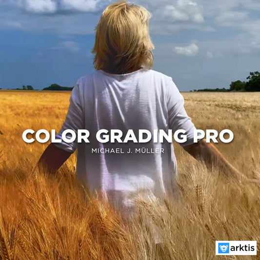 Eine blonde Person in einem weißen Hemd steht in einem grün-goldenen Weizenfeld unter Wolken. Der Text lautet „ColorGrading Pro in DaVinci Resolve“ von Michael J. Müller, mit dem Arktis-Logo unten rechts.