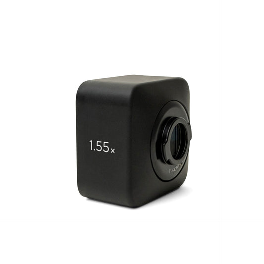 Das MOMENT Moment 1,55x Anamorphotische Objektiv der T-Serie, ein schwarzes, quadratisches Objektiv mit der Bezeichnung 1,55×, das für Smartphone-Filmkameras entwickelt wurde, wird auf weißem Hintergrund gezeigt.