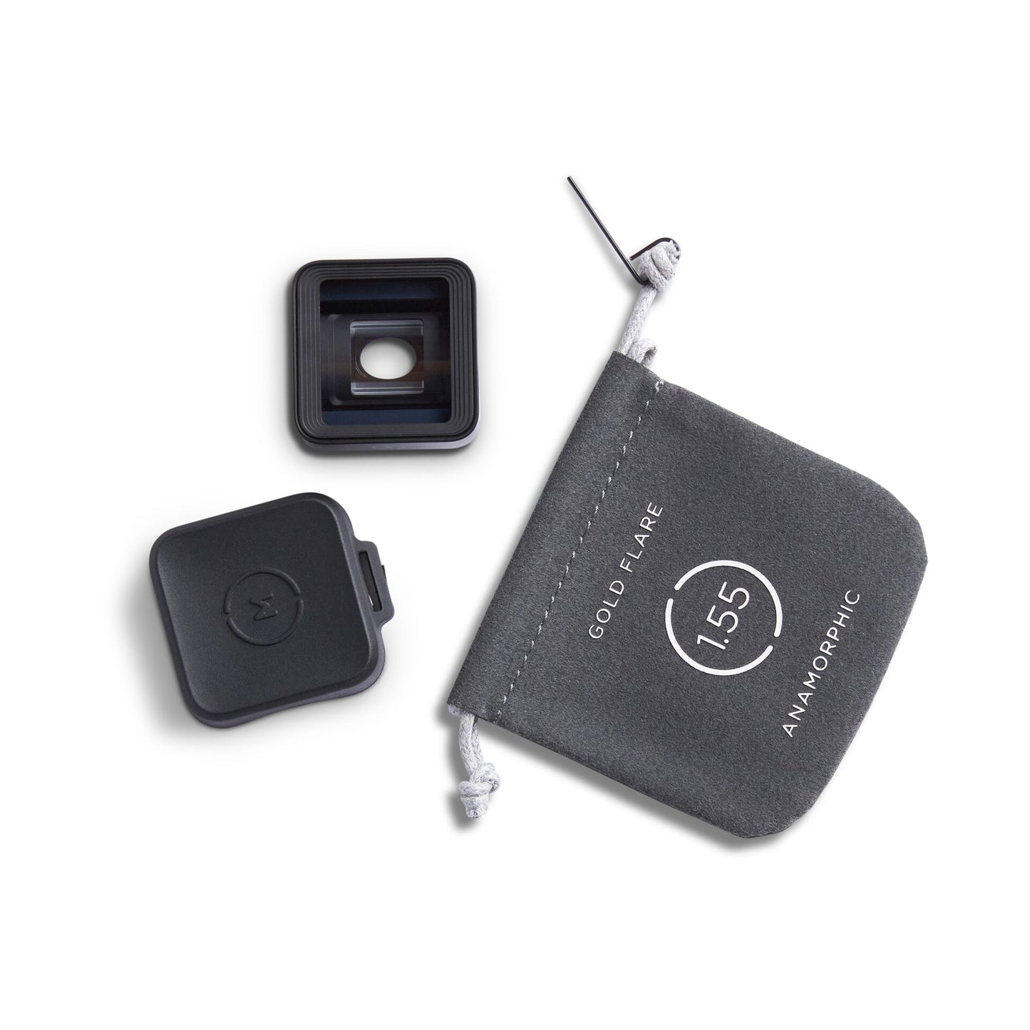 Das MOMENT 1,55x Anamorphot-Objektiv der T-Serie wird mit einem Objektivdeckel und einem grauen Beutel mit der Aufschrift "1,55 Gold Flare Anamorphic" geliefert - ideal für Ihre Smartphone-Filmaufnahmen in der Gold Flare Edition.