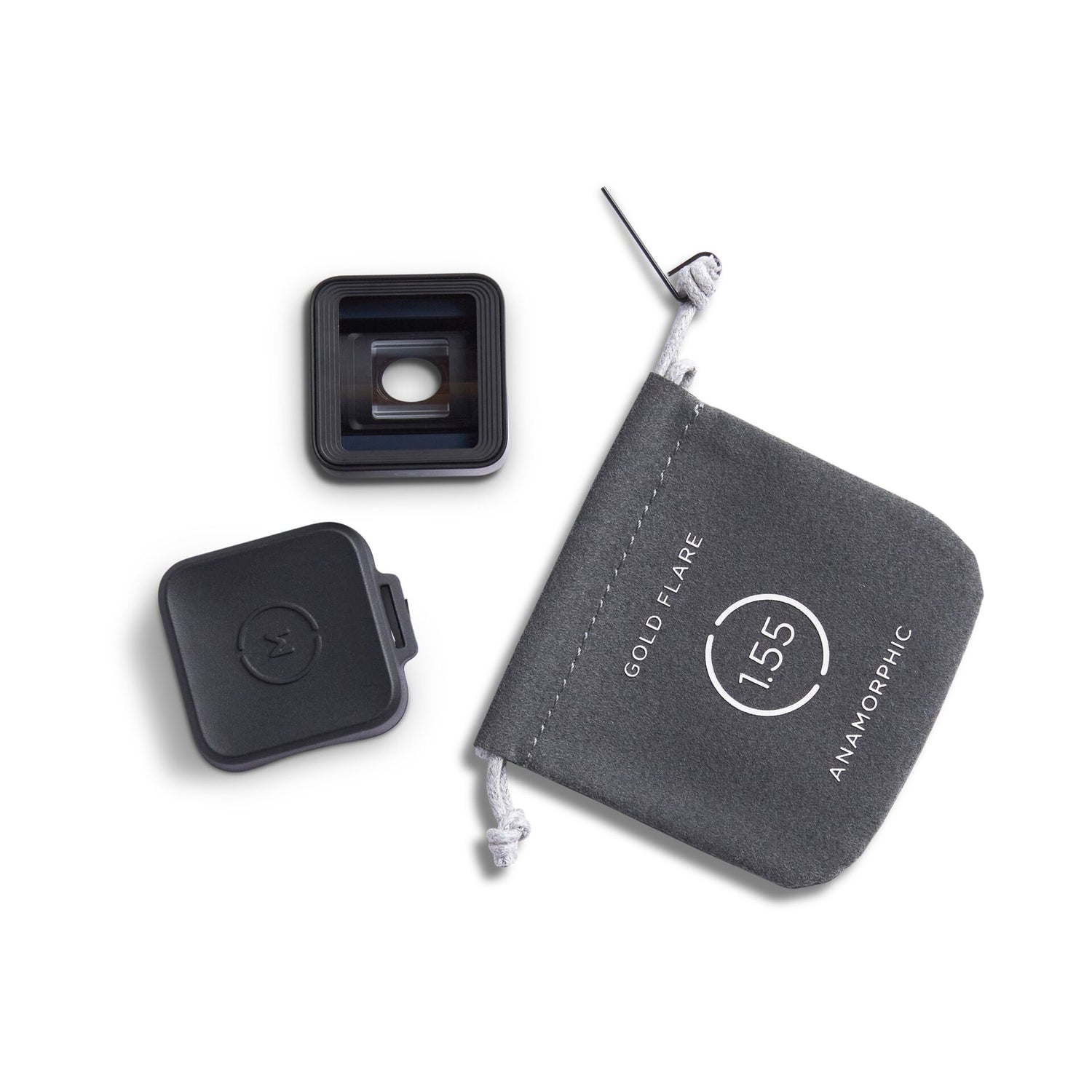 Das MOMENT 1,55x Anamorphot-Objektiv der T-Serie wird mit einem Objektivdeckel und einem grauen Beutel mit der Aufschrift "1,55 Gold Flare Anamorphic" geliefert - ideal für Ihre Smartphone-Filmaufnahmen in der Gold Flare Edition.