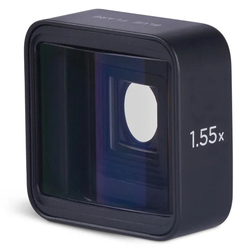 Das anamorphotische Objektiv MOMENT 1,55x der T-Serie ist ein schwarzes, rechteckiges Objektiv mit beschrifteten Seiten und einer reflektierenden Glasfront.