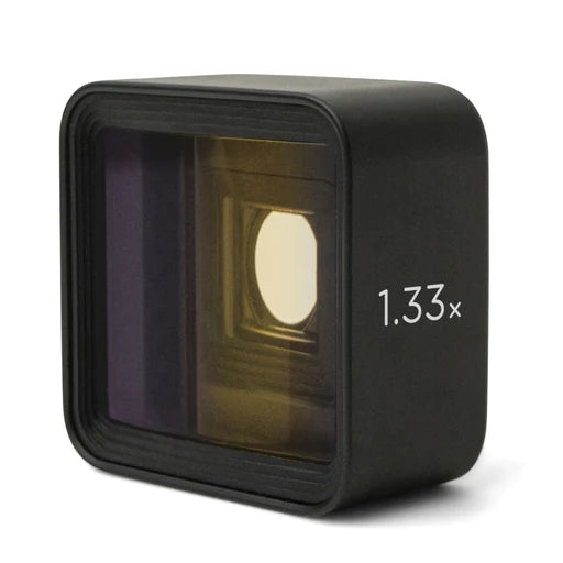 Das anamorphotische Objektiv MOMENT 1,33x der T-Serie ist ein schwarzes, rechteckiges Objektiv mit der Aufschrift 1,33x und einem reflektierenden Glaselement.