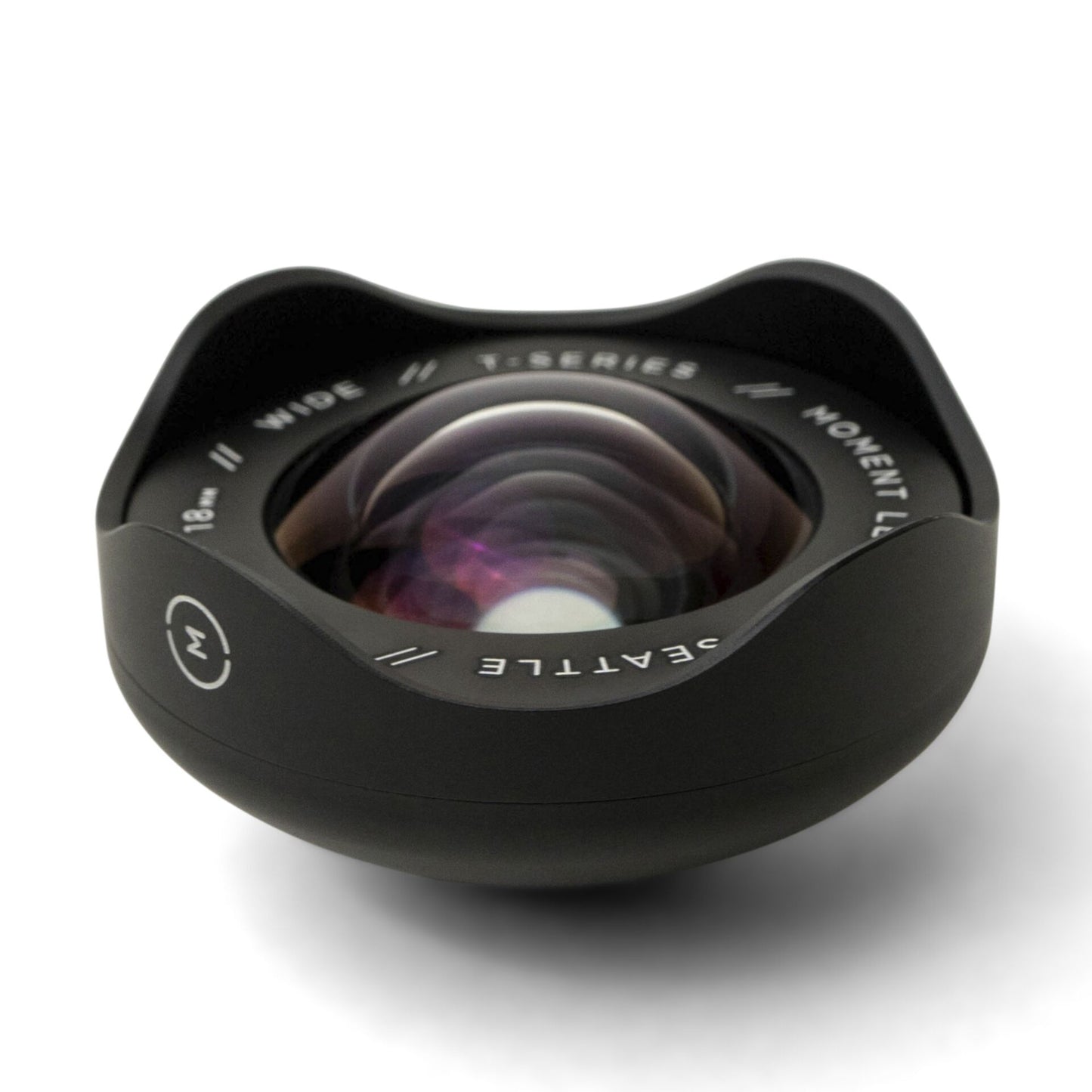 Das MOMENT 18-mm-Weitwinkelobjektiv - T-Serie verfügt über ein gebogenes Glaselement und ein schwarzes Gehäuse, perfektes iPhone Kamera Zubehör für die Aufnahme weitläufiger Szenen. Beschriftet mit Moment und Seattle.