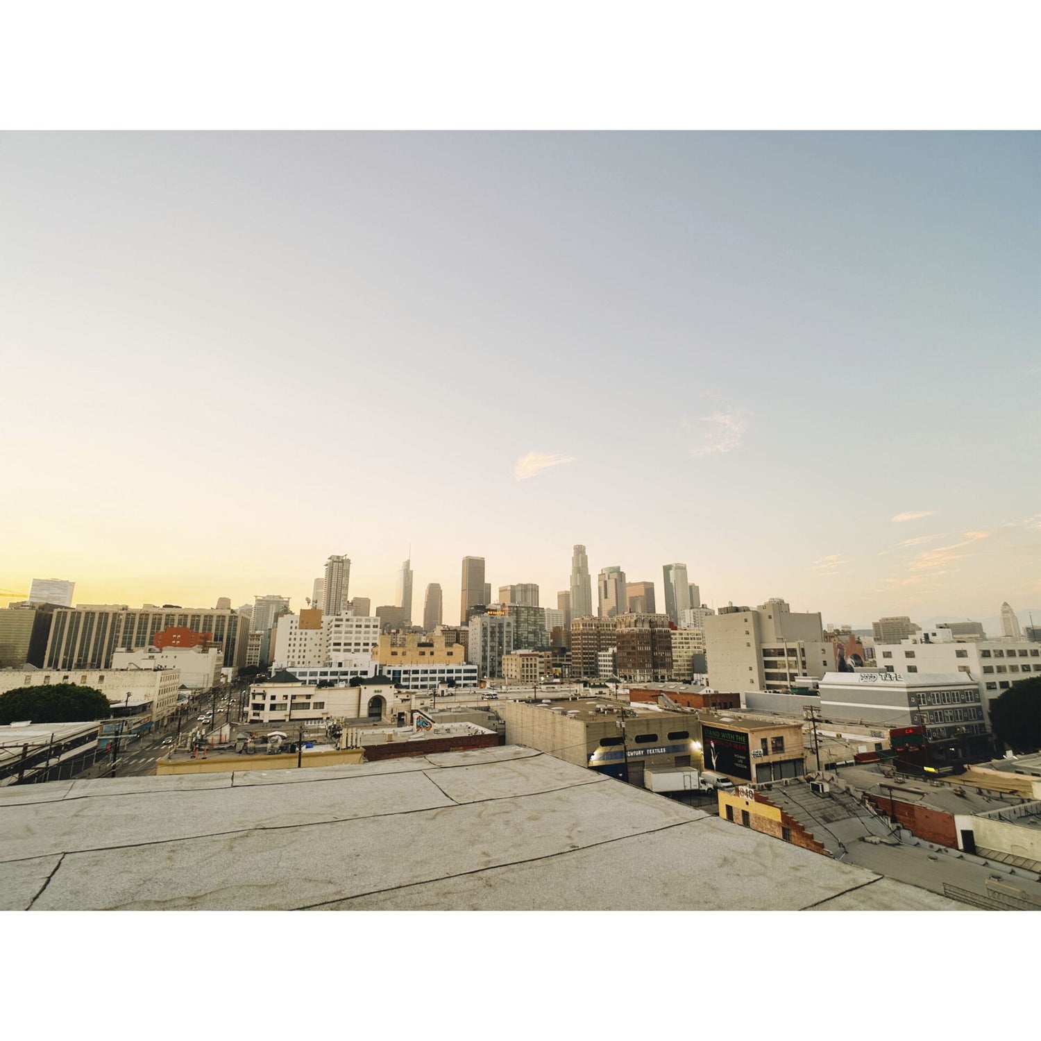 Mit dem MOMENT 18-mm-Weitwinkelobjektiv der T-Serie, einem unverzichtbaren iPhone-Kamerazubehör für atemberaubende Weitwinkelfotos, lassen sich atemberaubende Skylines bei Sonnenaufgang oder Sonnenuntergang einfangen.