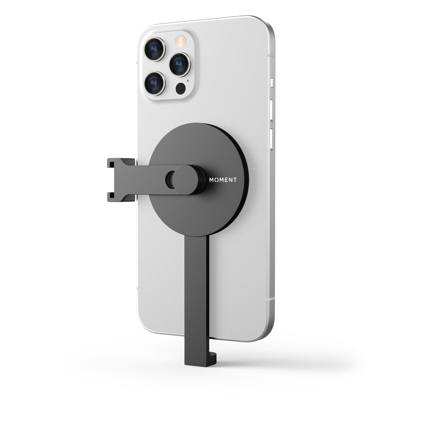 Ein silbernes Smartphone mit der MOMENT Pro Stativhalterung für MagSafe in Schwarz auf der Rückseite, perfektes iPhone Fotografie Zubehör, isoliert auf einem weißen Hintergrund.