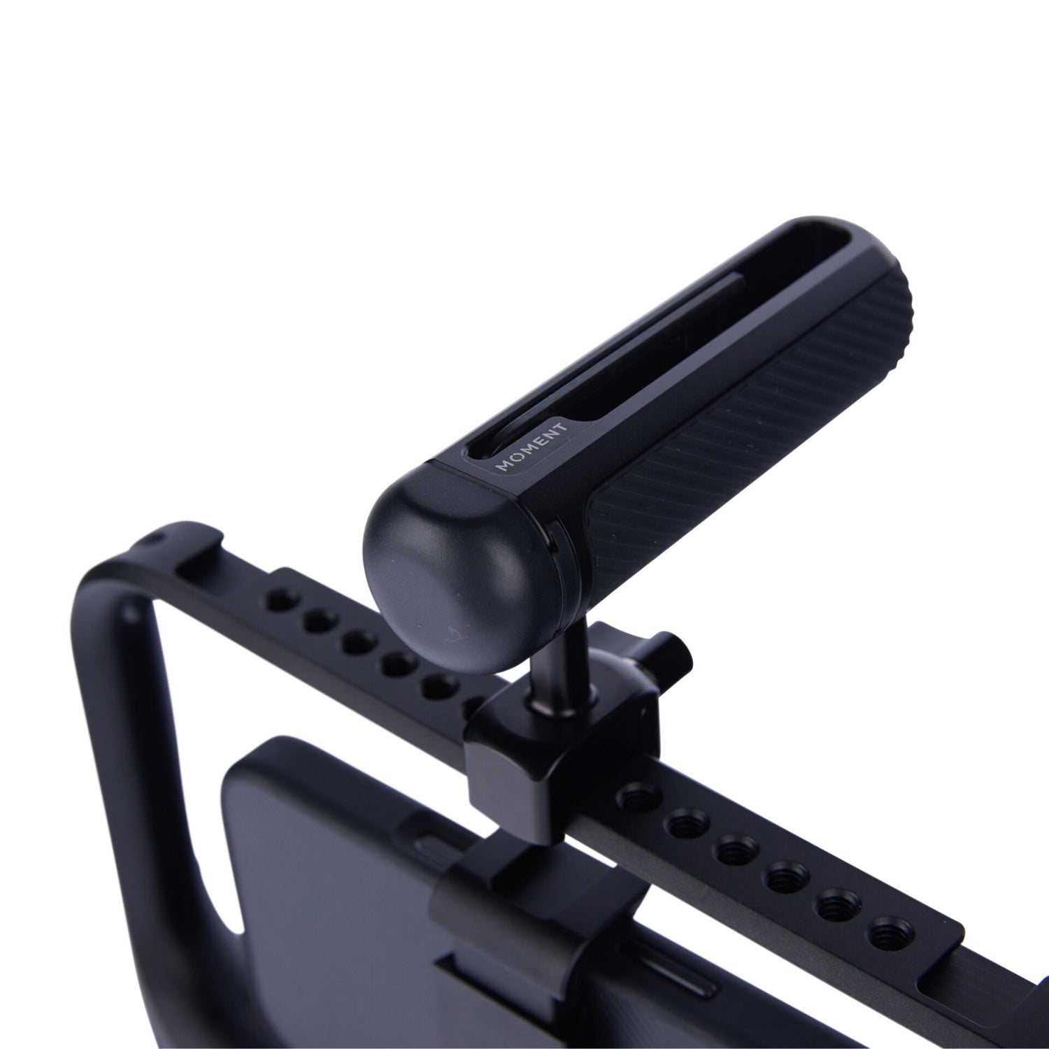Nahaufnahme des MOMENT Supercage mit USB-C Hub in Schwarz, montiert auf einem Rig und mit mehreren Befestigungslöchern.