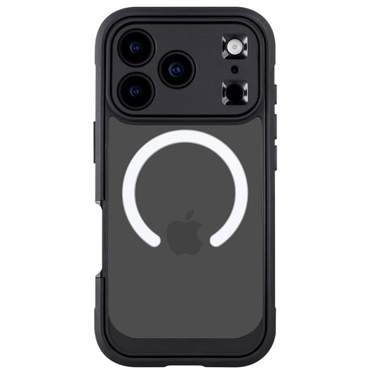 Das arktis iPhone 17 Pro Max Defender Case verfügt über einen MagSafe-Ring, ein Apple-Logo und einen 360-Grad-Schutz, abgebildet auf der Rückseite eines iPhones mit drei Kameralinsen.