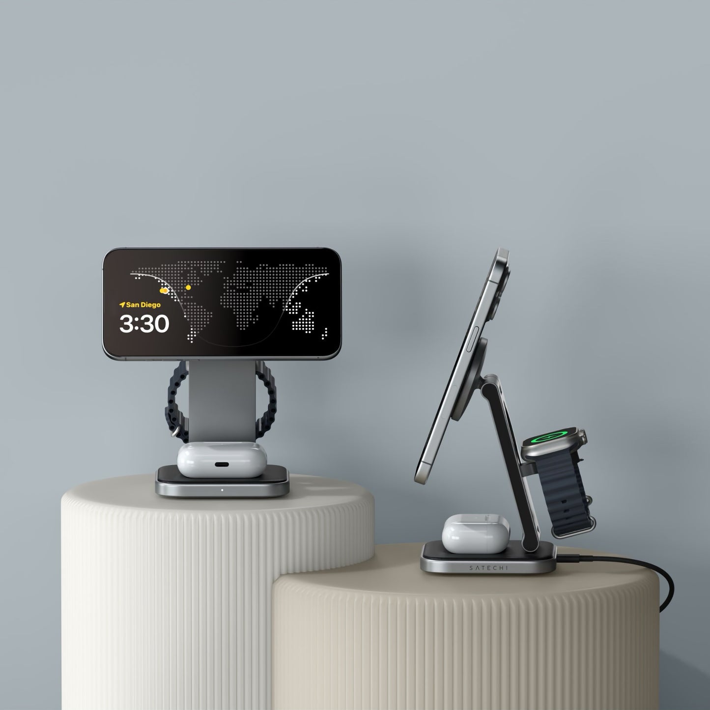 Der Satechi 3-in-1 Foldable Qi2 Wireless Charging Stand von Satechi lädt Ihre Smartwatch, Ihr Telefon und Ihre AirPods gleichzeitig auf schlanken, runden Sockeln auf - so wird kabelloses Laden einfach und bequem.