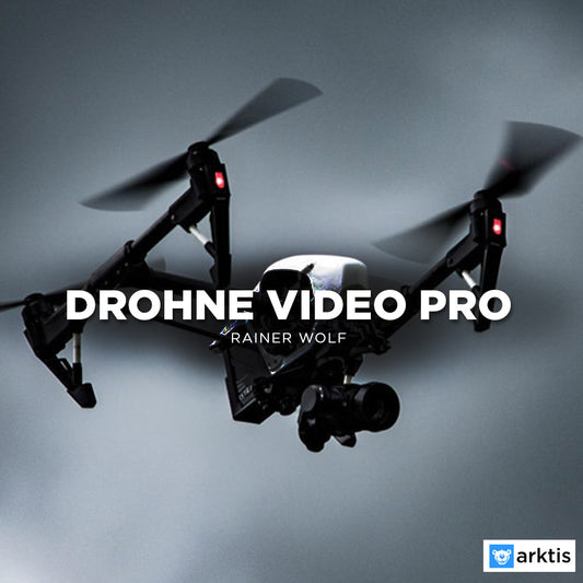 Eine schwarze Drohne mit Kamera fliegt vor einem dunkelgrauen Himmel. „Drohne Video Pro“ und „Rainer Wolf“ heben filmische Videos hervor, während in der unteren rechten Ecke das Logo von arktis.de erscheint.