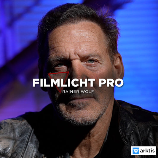 Ein robuster Mann mittleren Alters mit hellem Bartstoppeln blickt in die Kamera. Zu sehen ist „Filmlicht Pro – Hollywood Lichtsetzung für Filmemacher“ von Rainer Wolf. Der blau-violette Hintergrund zeigt unten rechts das Arktis-Logo.