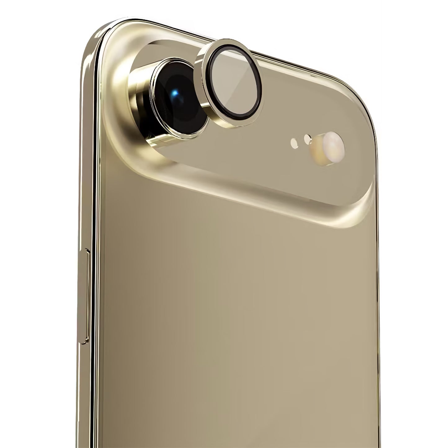 Nahaufnahme eines goldenen Smartphones mit hochgezogener rückwärtiger Kameralinse und Blitzlicht, mit dem arktis iPhone Air Lens Protector von arktis für erweiterten Schutz der Kameralinse auf weißem Hintergrund.