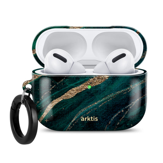 Weiße kabellose Ohrhörer in der arktis AirPods Pro 3-Hülle – Green Marble mit goldenen Details, mit schwarzem Schlüsselring und sichtbarem arktis-Logo; kompatibel mit kabellosem Laden.