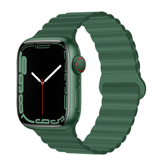 Das arktisband Apple Watch Magnetarmband „Neo“ ist ein grünes Armband mit integrierten Magneten, das für die Apple Watch entwickelt wurde und über ein rechteckiges schwarzes Display, kräftige, geschwungene Ziffern, weiße und rote Zeiger sowie eine rot akzentuierte runde Seitentaste verfügt.