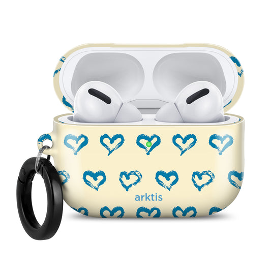 Schützen Sie Ihre AirPods Pro 3 mit der arktis AirPods Pro 3 Hülle – Blue Hearts. Diese cremefarbene Hülle ist mit blauen Herzmotiven verziert, verfügt über einen schwarzen Schlüsselring und unterstützt das kabellose Laden. Stilvoller Schutz von arktis.