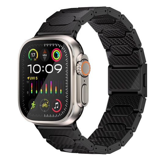 Das Arktisband Apple Watch Ultra HURRICANE Karbon-Armband verfügt über eine schwarze Karbonfaser-Textur und einen magnetischen Schnappverschluss und zeigt Fitness- und Aktivitätsdaten auf seinem farbenfrohen Display an.