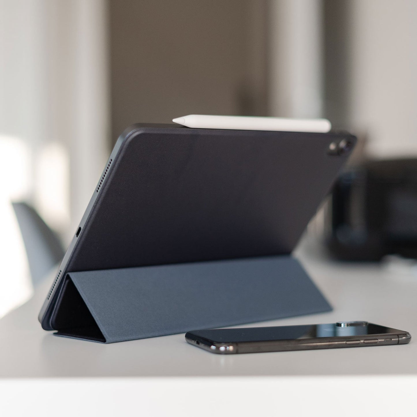 arktis iPad Air 13" (2024) magnetisches Smart Case