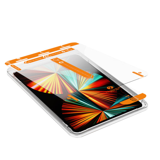 Ein iPad mit einem lebendigen Bildschirm liegt flach darauf, während der Arktis iPad REVOLUTION Glas-Displayschutz mit orangefarbenen EZ.INSTALL Rahmen-Anleitungsaufklebern und Anleitungsetiketten zur Anbringung bereit liegt.