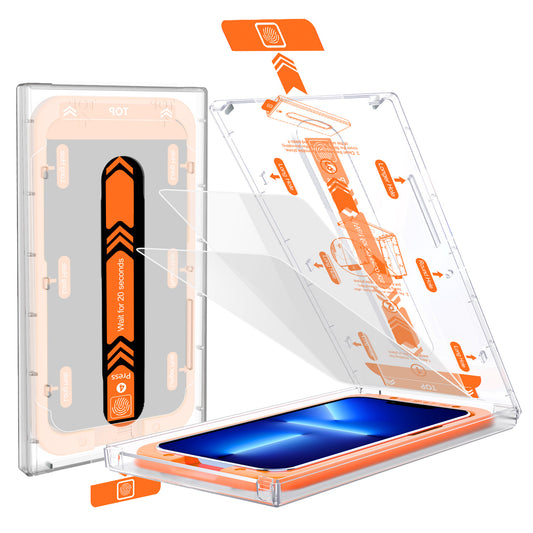 Das arktis 2er Set iPhone 12 mini REVOLUTION Glas-Displayschutz umfasst transparente Displayschutzfolien, orangefarbene Ausrichtungshilfen, eine EZ.INSTALL-Box-Ablage, in der das Telefon gehalten wird, und gedruckte, illustrierte Anweisungen auf Kunststoffteilen für eine einfache Installation.