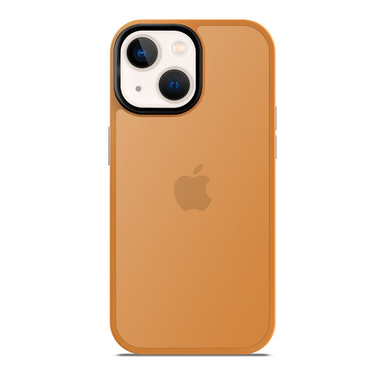 Das MR PROTECT iPhone 14 Case Matt in Hellbraun präsentiert ein Smartphone mit zwei Kameras. Das Apple-Logo ist zentriert und das Kameramodul befindet sich in der oberen linken Ecke.