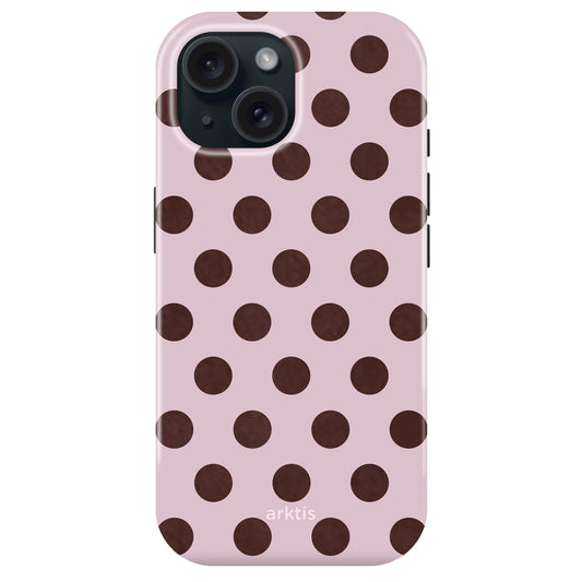 Die arktis iPhone 14 Hülle - Sweetie bietet optimalen Schutz und Komfort dank stoßabsorbierendem TPU-Silikon, ist MagSafe kompatibel und punktet mit großem pinkem Design mit dunkelbraunen Polka Dots sowie "arktis"-Schriftzug am Rand.