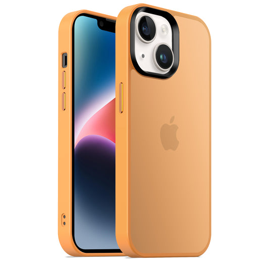 Das MR PROTECT iPhone 13 Case Matt von MR PROTECT ist eine orangefarbene, minimalistische Hülle aus stoßdämpfendem TPU-Silikon mit präzisen Aussparungen, die die Rückseite und die Seiten bedeckt und gleichzeitig das Apple-Logo zur Schau stellt.