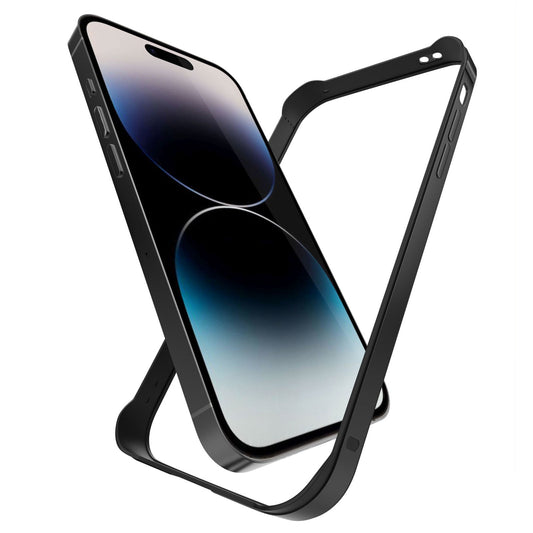 Vor weißem Hintergrund schwebt ein iPhone 15 Pro Max, das teilweise von einem schwarzen Aviato AirZERO Alu Bumper von Aviato umhüllt ist.