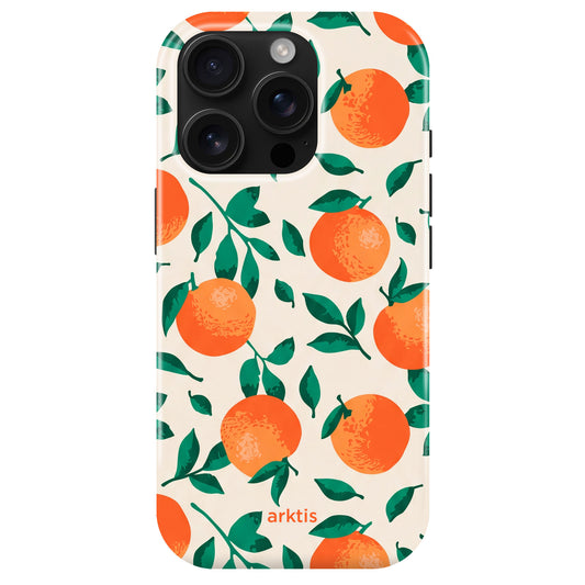 Die arktis iPhone 14 Pro Hülle - Orange Tree von arktis mit MagSafe-Kompatibilität schützt stoßabsorbierend und zeigt ein Muster aus leuchtend orangen Orangen und grünen Blättern auf hellem Hintergrund.
