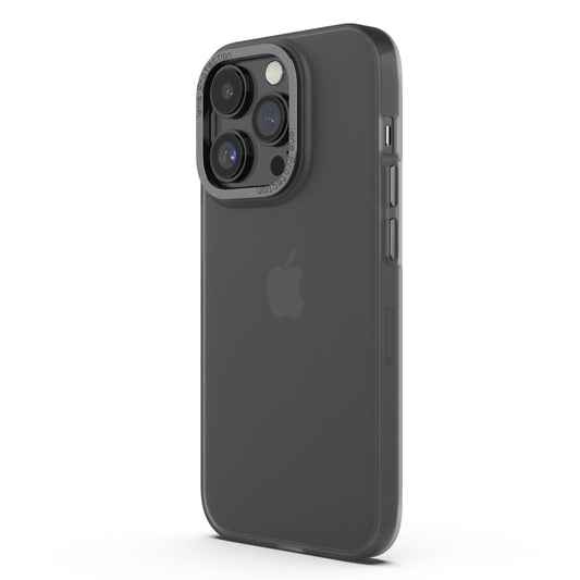 Das MR PROTECT iPhone 13 Pro Max FROZEN Case in Schwarz verfügt über ein Design im Frozen-Look, das die Aussparung für die dreifache Kamera zur Geltung bringt und mit seiner robusten Polycarbonat-Schale eleganten Schutz bietet.