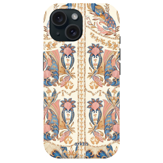 Die arktis iPhone 15 Hülle - Peacock Palace zeigt aufwendige Blumen- und Paisleymuster in Blau, Rosa und Gold auf Creme. Sie besteht aus stoßabsorbierendem TPU-Silikon und ist MagSafe-kompatibel für eine stilvolle, schützende Verwendung.