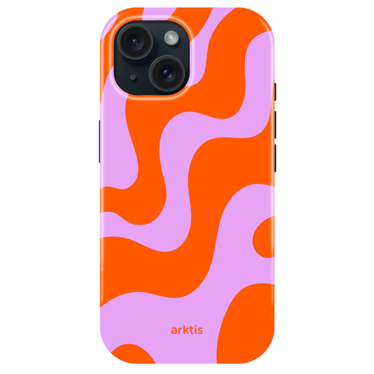 Die arktis iPhone 15 Hülle - Knokke Queen besticht durch ein auffälliges orange-rosa Wellendesign mit "arktis"-Branding, gefertigt aus robustem TPU-Silikon und MagSafe kompatibel für stilvollen Schutz.