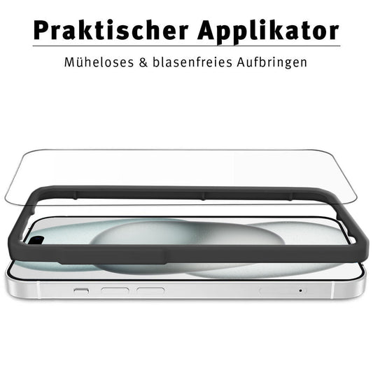 Das ArktisPRO iPhone 15 Plus FULL COVER Displayschutz GLAS (2er Set) wird mit einem schwarzen Applikatorrahmen und einer Displayschutzfolie sowie dem deutschen Text „Praktischer Applikator“ und „Müheloses & blasenfreies Aufbringen“ oben abgebildet.